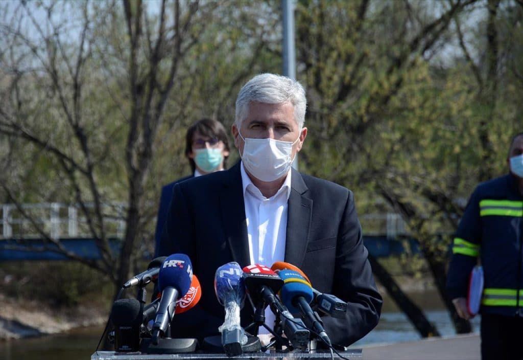 Ilustracija članka: Svaka pomoć u borbi protiv epidemije je dobrodošla, a politizacija nepotrebna