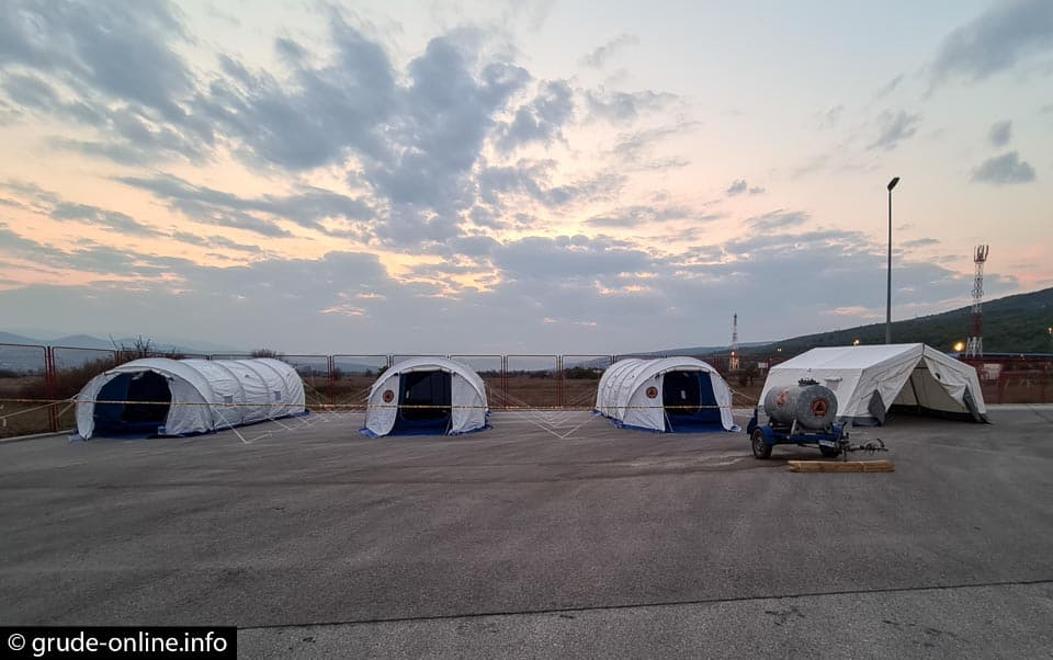 Ilustracija članka: Povratnici iz inozemstva ostaju u šatorima cijeli dan, ŽZH prebacuje svoje građane u Široki Brijeg