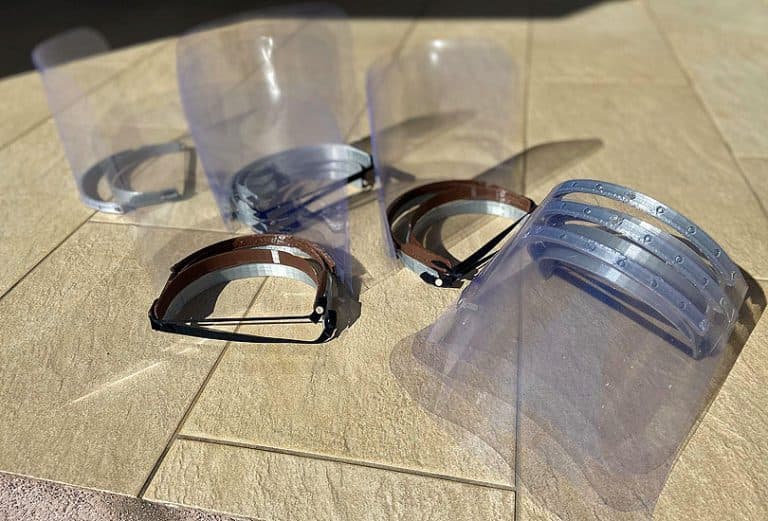 Ilustracija članka: Posuški strukovnjaci pomoću CNC strojeva izradili i donirali 70 vizira