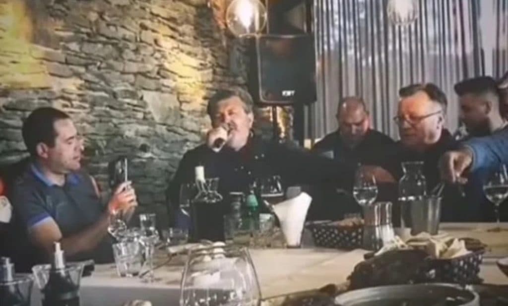 Ilustracija članka: U BiH stroge mjere na snazi, zabavom ih prekršili ministar, Halid, Šerif Konjević…