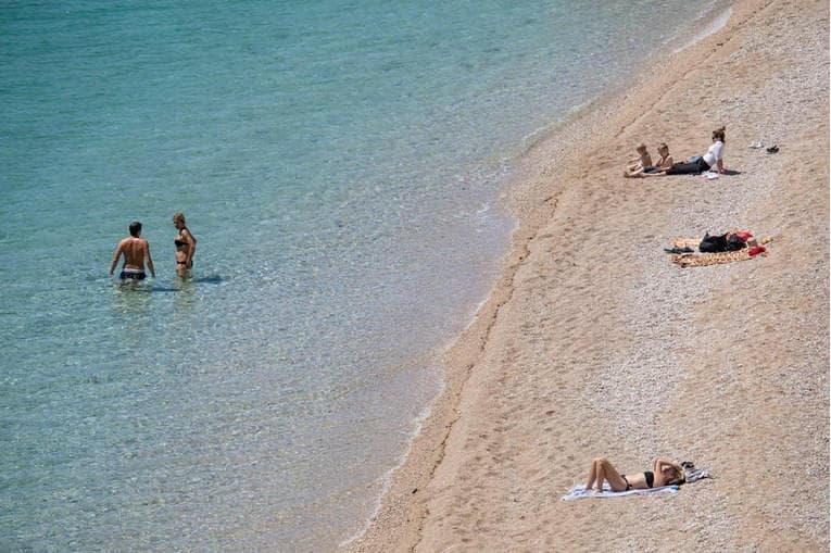 Ilustracija članka: Kako će nam ove godine izgledati ljetovanje na plaži?