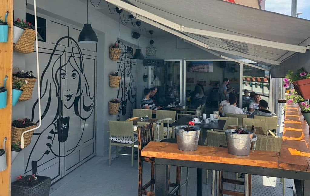 Ilustracija članka: Gruđani nakon dva mjeseca ispijaju kave na terasama kafića