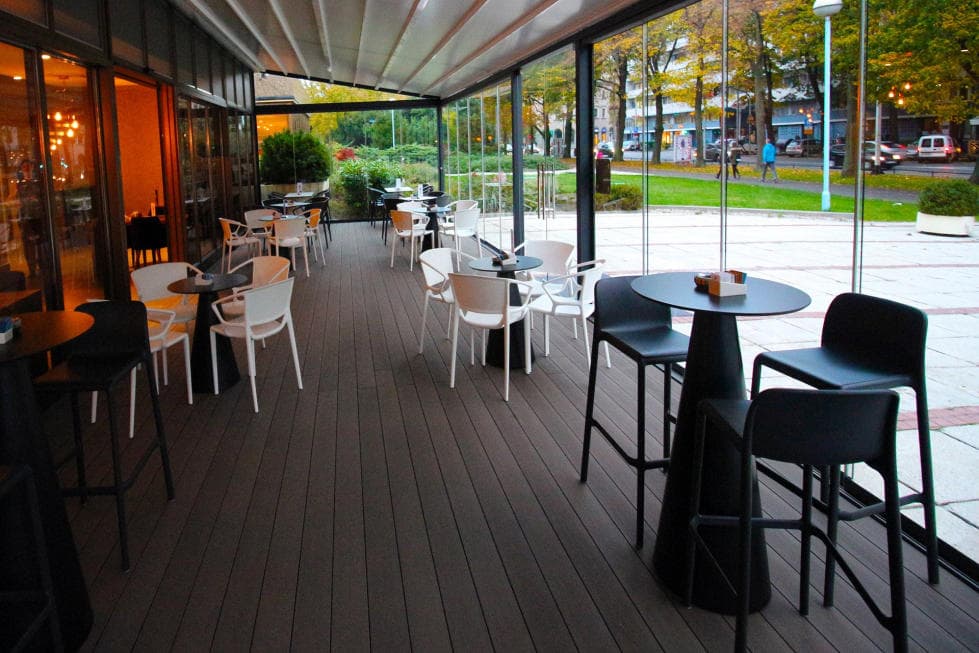 Ilustracija članka: Kako će izgledati kafići: Tri osobe za jednim stolom, dezinfekcija poslije svakog gosta