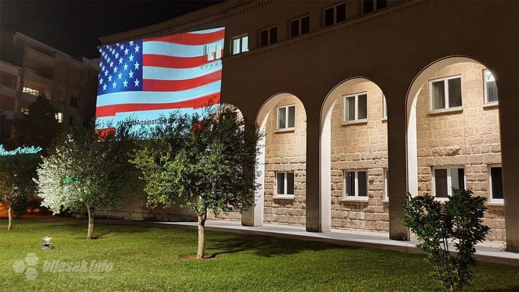 Ilustracija članka: Američke zastave na Kosači – simbol protiv korupcije