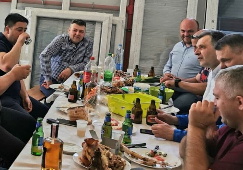 Ilustracija članka: Novi korona-partyji u BiH: Načelnik ”okrenuo” janje, okupili se vlastodršci i lokalni moćnici