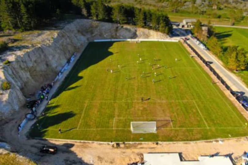 Ilustracija članka: Novi stadion NK Rakitna zbog okolnih stijena neodoljivo podsjeća na riječku Kantridu