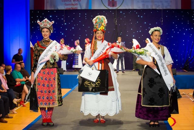 Ilustracija članka: Online Sedma revija i izbor najljepše Hrvatice u narodnoj nošnji 