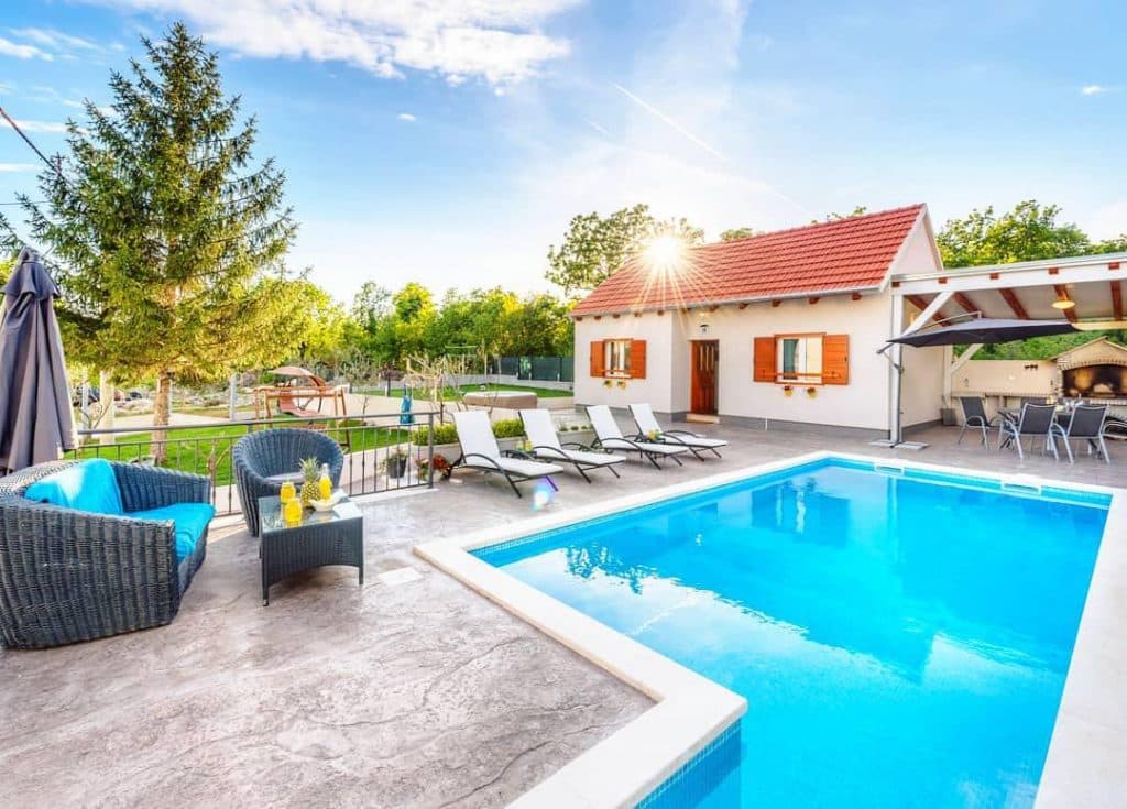 Ilustracija članka: Popusta nema, ali dio vlasnika kuća za odmor strahuje da ih čeka bubanj