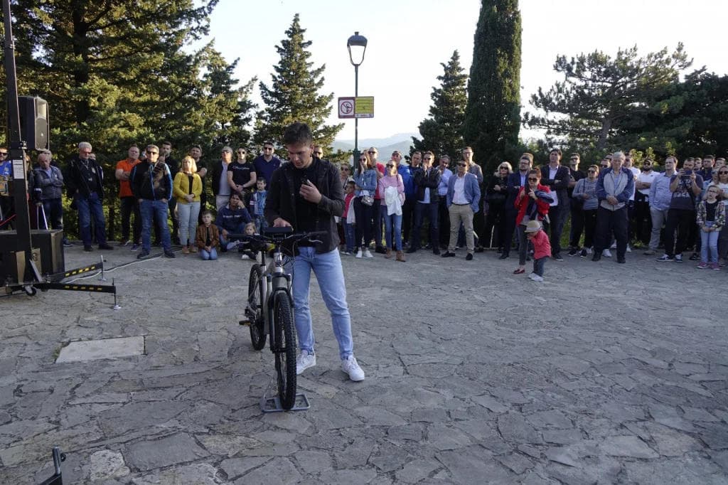 Ilustracija članka: Jedan od najboljih i najplodnijih mladih inovatora u Hrvatskoj na Modrom jezeru predstavio svoj pametni električni bicikl