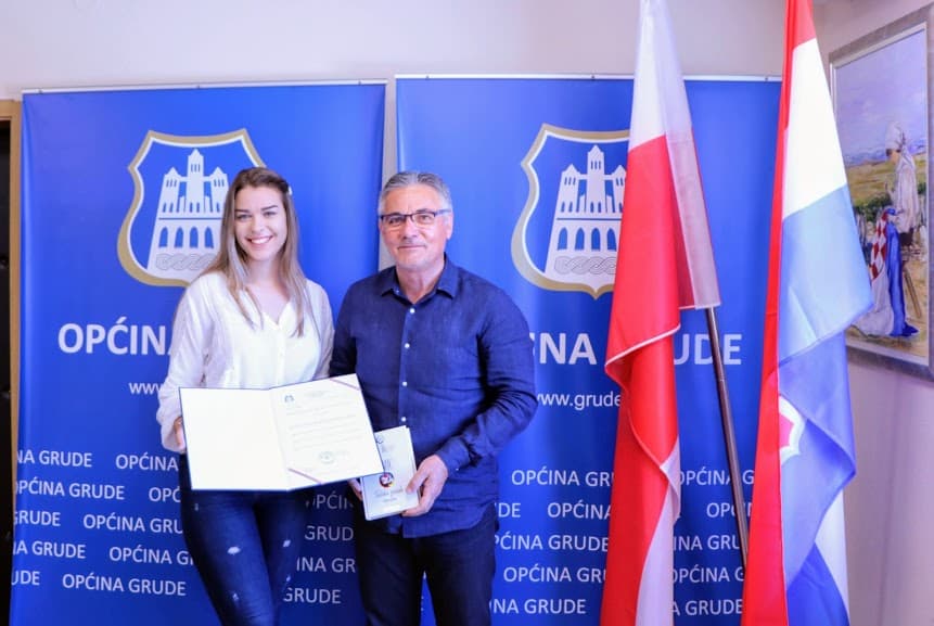 Ilustracija članka: Načelnik Grizelj primio učenicu generacije