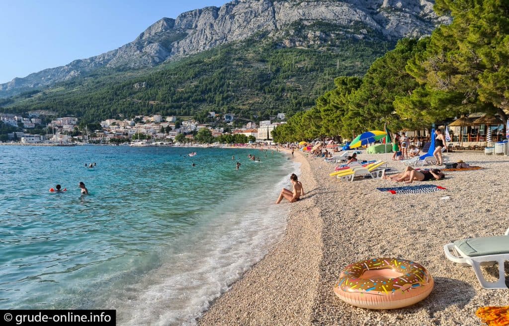 Ilustracija članka: Živnula sezona na Makarskoj rivijeri: “Nema paradajz turista iz BiH”