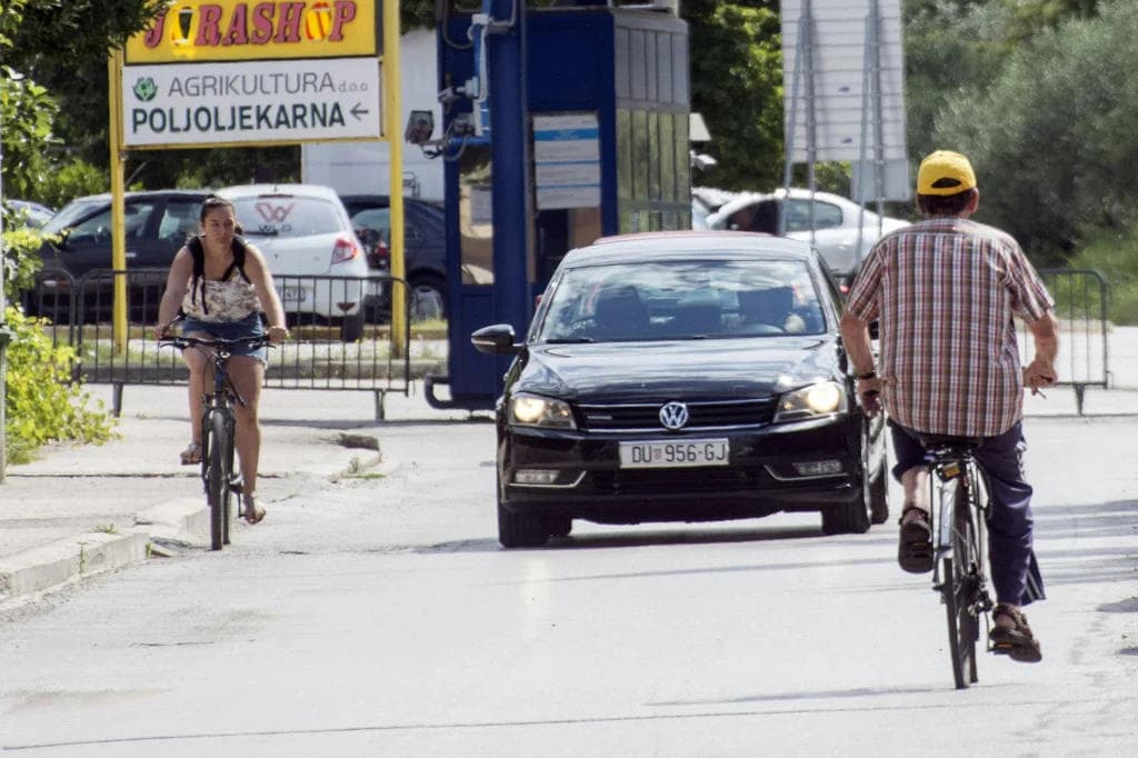 Ilustracija članka: Unatoč koroni, šoping u BiH se isplati: Dalmatinci u Hercegovinu idu i zbog liječničkih pregleda, jeftinijih svadbi, ali i kod – frizera!