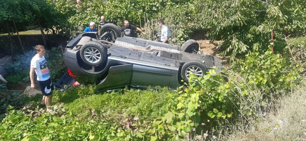 Ilustracija članka: Grude: Automobil uletio u dvorište kuće i prevrnuo se
