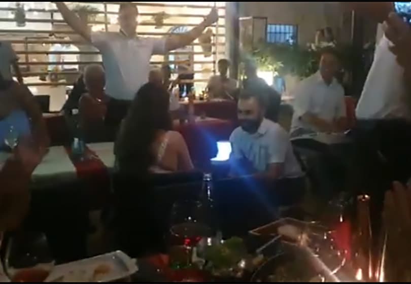 Ilustracija članka: Širokobriježanin zaprosio Gruđanku i oduševio goste u restoranu u Makarskoj