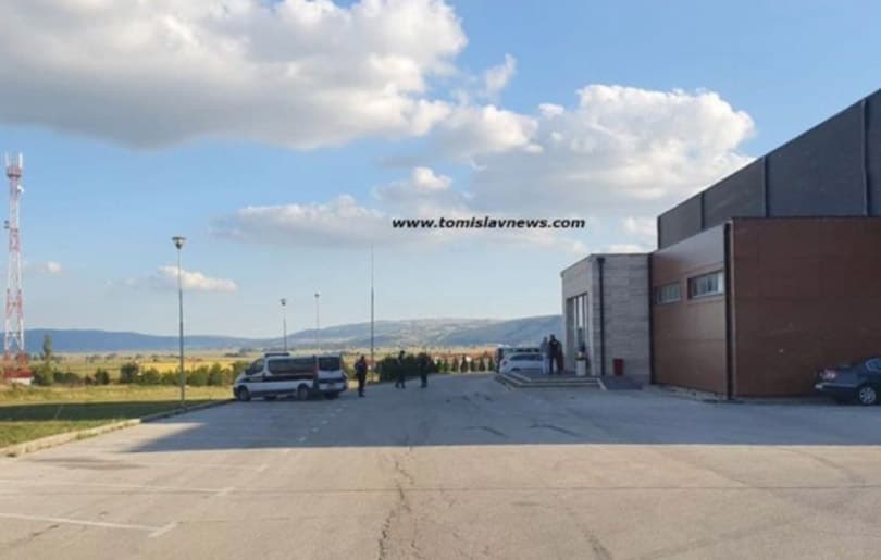 Ilustracija članka: Tomislavgrad: Specijalci brane ulazak svatova u svedbeni salon