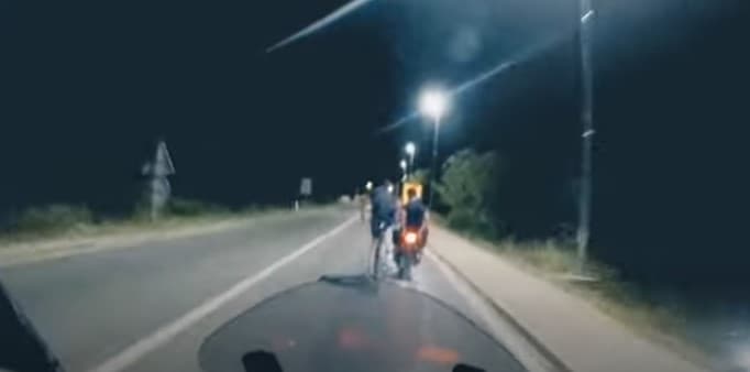 Ilustracija članka: Čapljina: Biciklist se držao za motocikl dok je ovaj jurio po cesti