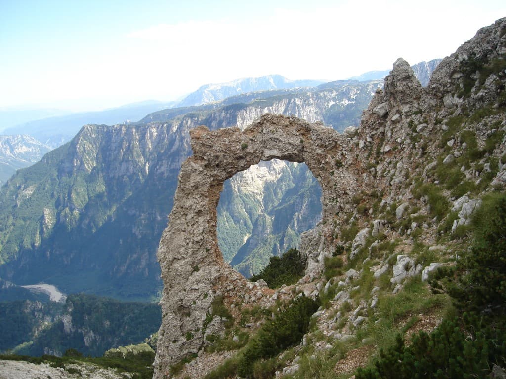 Ilustracija članka: Apel za spas Hajdučkih vrata