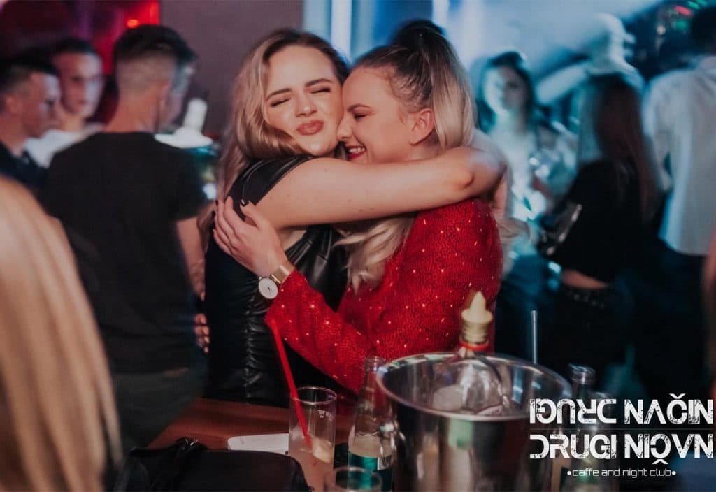 Ilustracija članka: ‘Provaljena’ predsjednica: Epidemiološki razlozi važni pred Rektoratom, ali ne i u noćnom klubu?