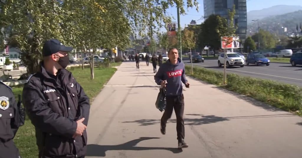 Ilustracija članka: Pogledajte kako Sarajlija izbjegava kaznu za nenošenje maske na ulici