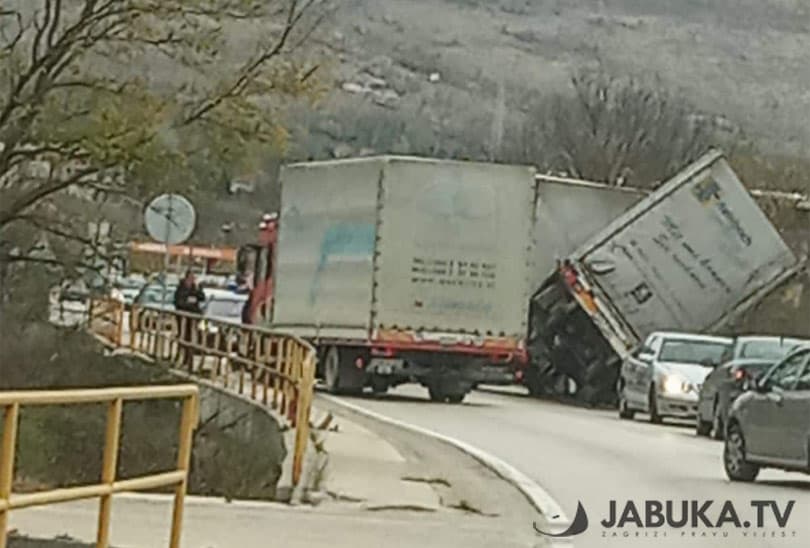 Ilustracija članka: Široki Brijeg: Snažna bura radi probleme u prometu