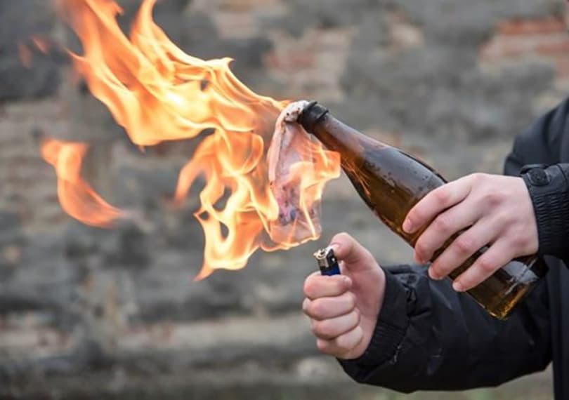 Ilustracija članka: Na zgradu Općine Prozor-Rama bačen Molotovljev koktel