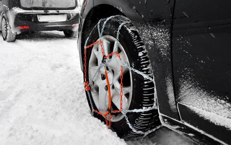 Ilustracija članka: Od studenoga obvezna zimska oprema, vozači u BiH moraju imati i prvu pomoć, kotač…