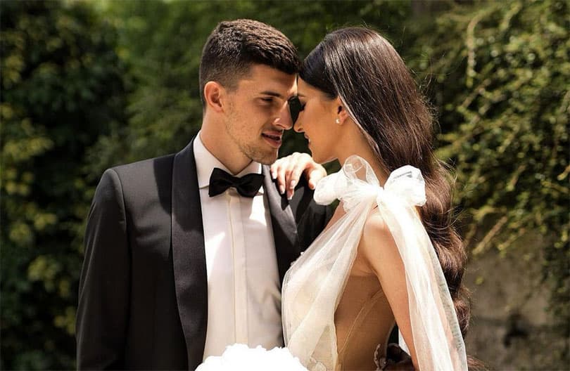 Ilustracija članka: Grudski nogometaš i širokobriješka manekenka postali roditelji