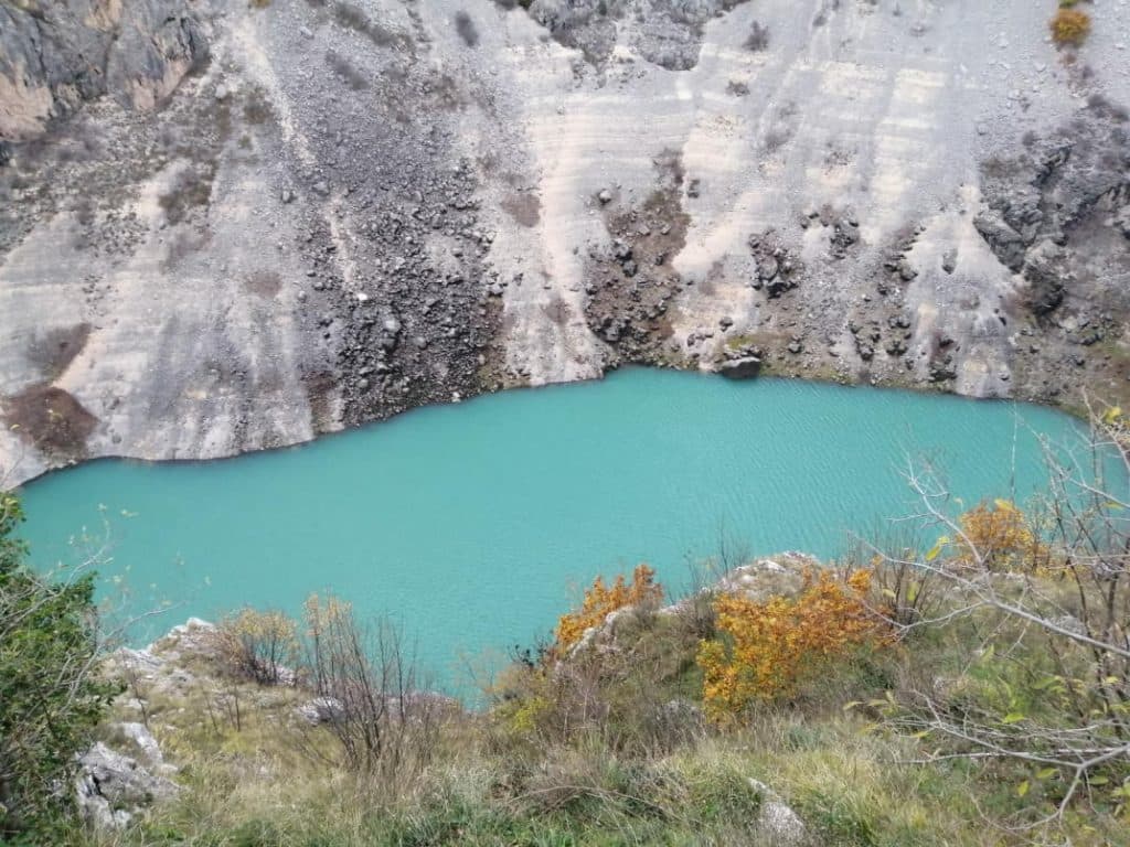 Ilustracija članka: Modro jezero poprimilo nevjerojatnu boju: “Ovo se događa nekoliko puta u stoljeću”
