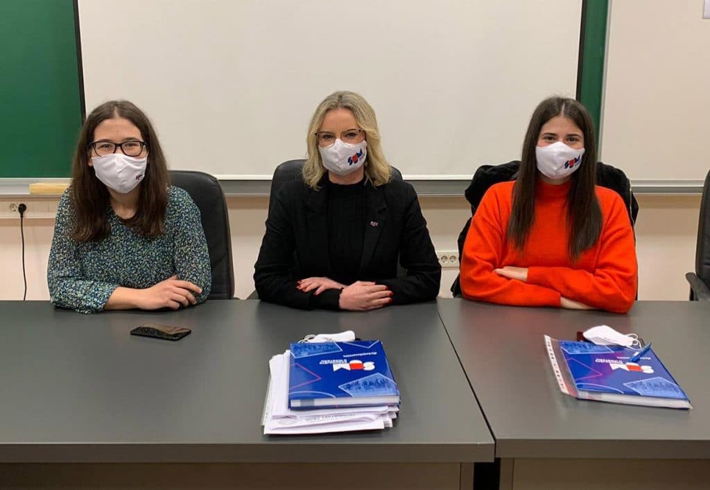Ilustracija članka: Novo vodstvo Studentskoga zbora: Marija Barun predsjednica, Laura Bogdan i Emili Ibrulj zamjenice