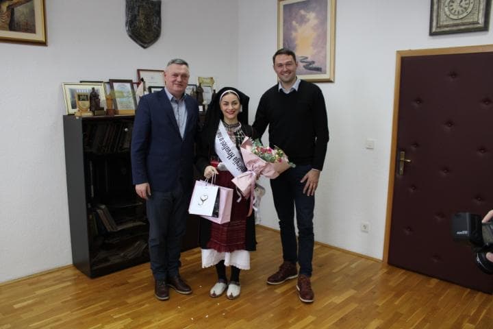 Ilustracija članka: Posušanki Petri Anić uručena nagrada za najfotogeničniju Hrvaticu u narodnoj nošnji