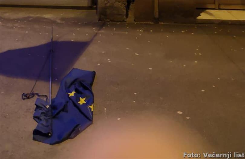 Ilustracija članka: S hrvatskog veleposlanstva u Sarajevu skinuta i potrgana zastava EU, reagirala policija