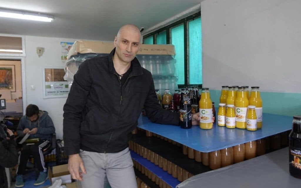 Ilustracija članka: Uspješan obiteljski posao proizvodnje soka od domaćeg voća Mislava Gabelice iz Zmijavaca