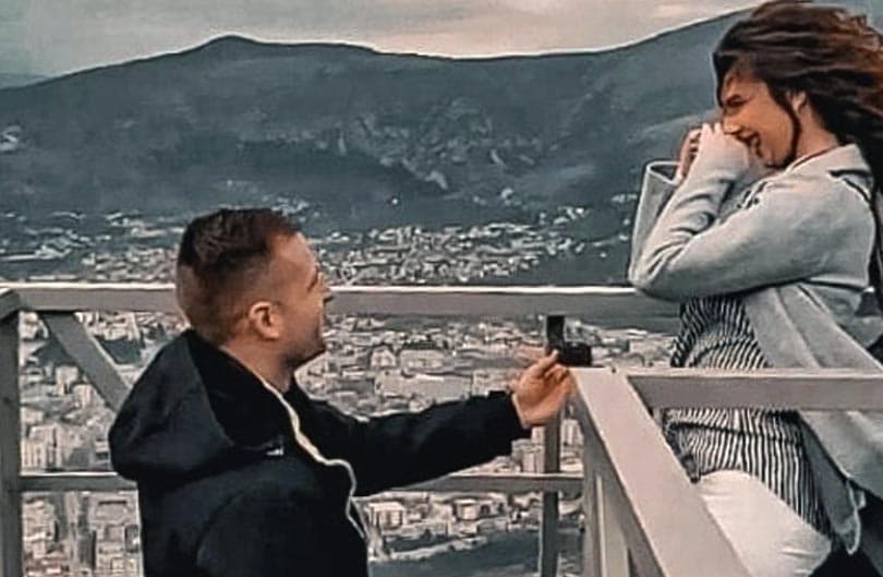 Ilustracija članka: Na mostarskom Skywalku pale prve zaruke