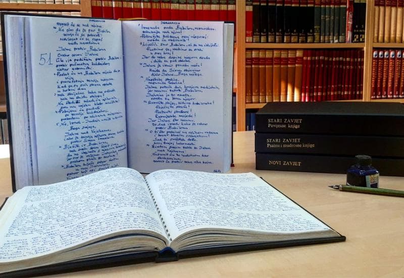 Ilustracija članka: Ispunio zavjet: Mostarac nakon 17 godina prepisao Bibliju