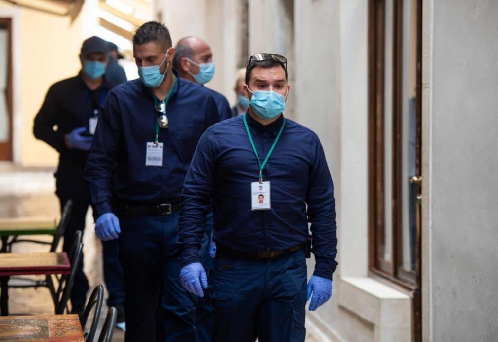 Ilustracija članka: HNŽ uvodi covid-redare?