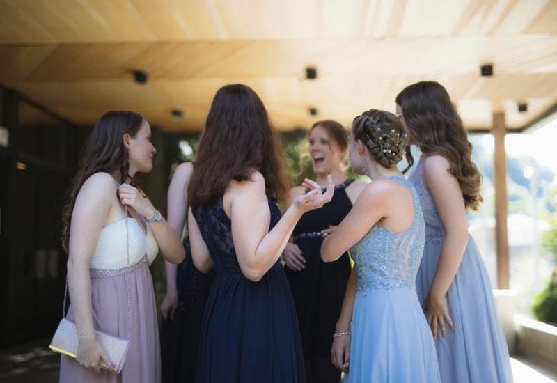 Ilustracija članka: Sestre iz Ljubuškog žele pokloniti svečane haljine maturanticama