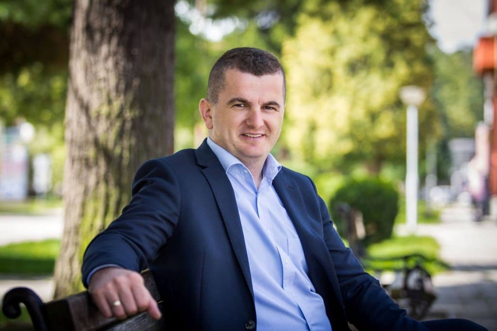 Ilustracija članka: NAČELNIK ZA PRIMJER Smanjio svoju plaću, a podigao majkama i studentima