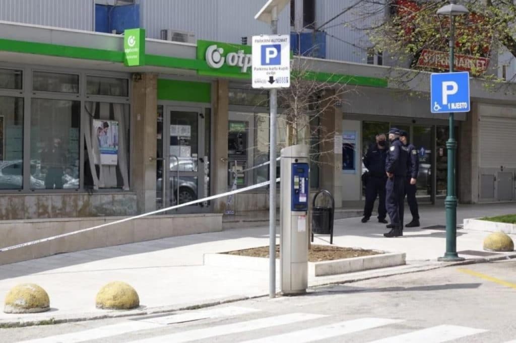 Ilustracija članka: U centru Imotskog, 50 metara od policijske postaje, pokušao opljačkati banku