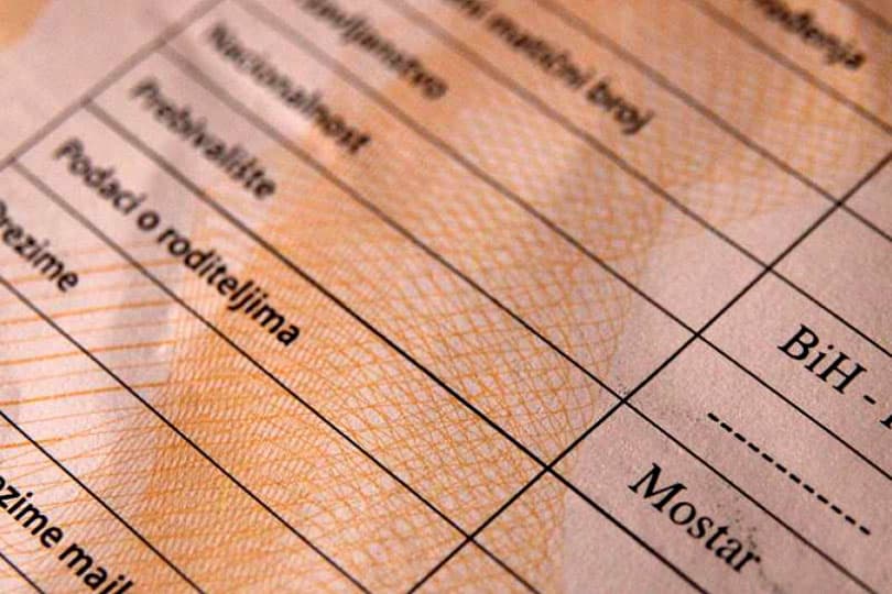 Ilustracija članka: Rodni list je odavno trajni dokument, ali zašto neki iznova traže “ne stariji od šest mjeseci”?