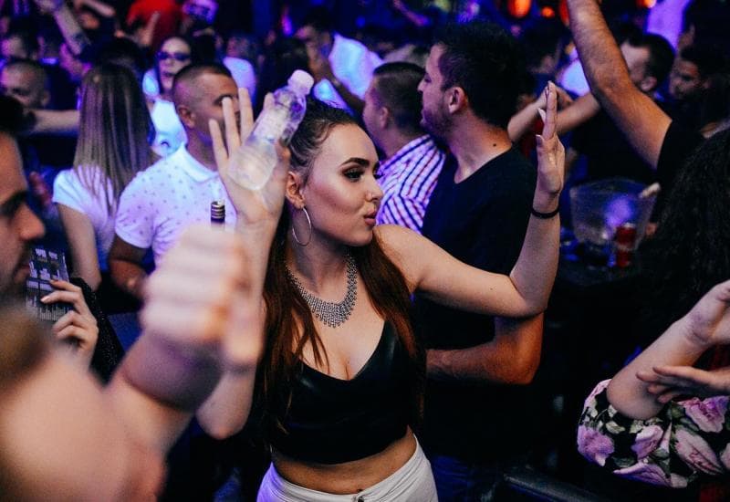 Ilustracija članka: Ukidanjem policijskog sata opet počinje ‘party ludnica’ u Hercegovini