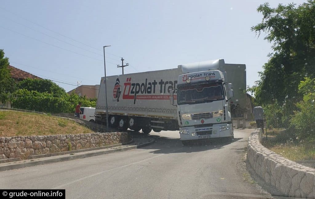 Ilustracija članka: Kamion turskih registracijskih oznaka “zaglavio” u Grudama