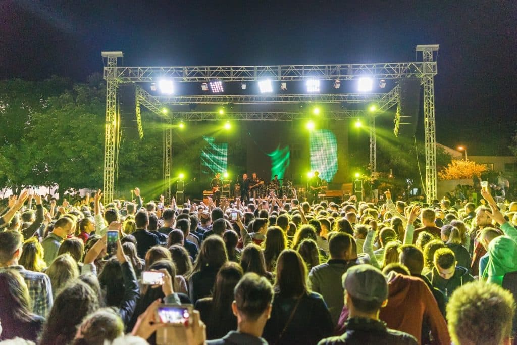 Ilustracija članka: Opća opasnost i Rok ko fol na velikom koncertu 13. kolovoza u Posušju