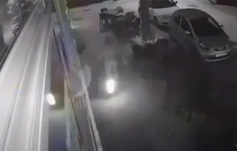 Ilustracija članka: Muškarac snimljen kako bježi sa zapaljenom nogom u vrijeme požara na kafiću u Mostaru