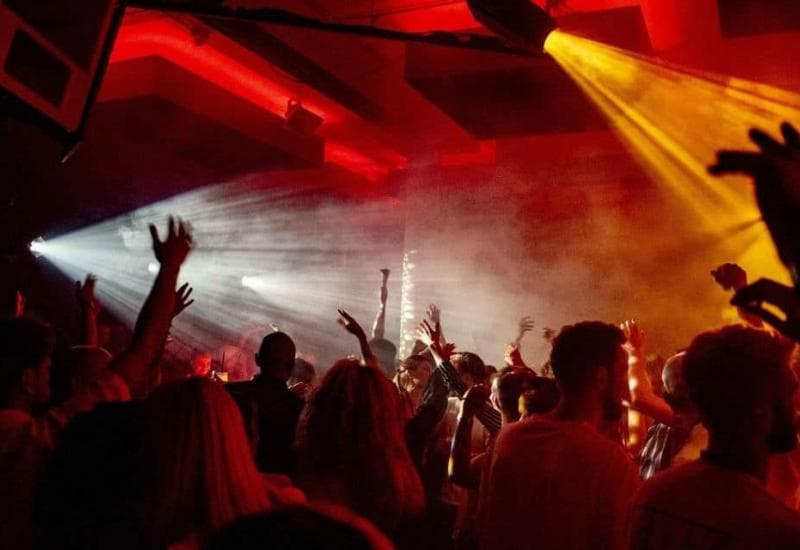 Ilustracija članka: Noćni klubovi se zatvaraju jer Gen Z mijenja način zabave