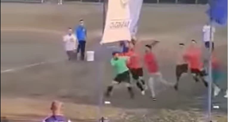 Ilustracija članka: VIDEO Kaos na utakmici u BiH. Navijači uletjeli u teren pa pretukli suca i sutkinju