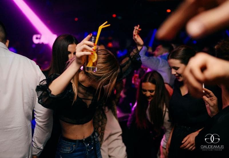 Ilustracija članka: Gradonačelnik Sinja: Mladi zbog mjera idu u Livno i Posušje, roditelji u strahu