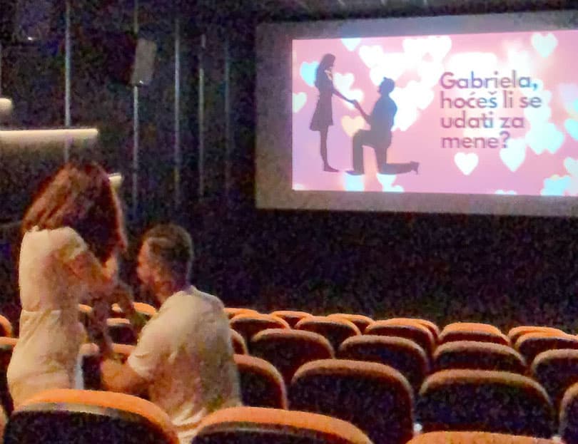 Ilustracija članka: Mladić zaprosio djevojku u kinu u Mostaru