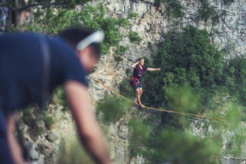 Ilustracija članka: ‘Nebeski hodači‘ nad Modrim jezerom: avanturisti u Imotskom pokušat će srušiti rekord