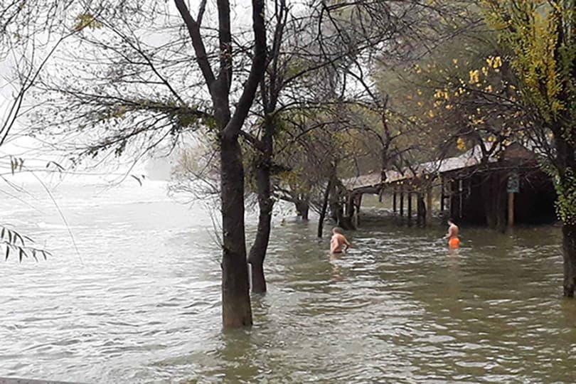 Ilustracija članka: Unatoč poplavama kupali se na slapovima Kravice