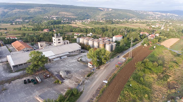 Ilustracija članka: Vinarija Imota prodana za smiješnih 80 lipa po kvadratu, radnici traže svoje plaće: “Sram ih bilo”